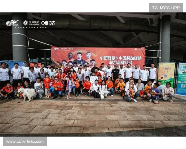 球队训练营开放日,球迷可与球员互动